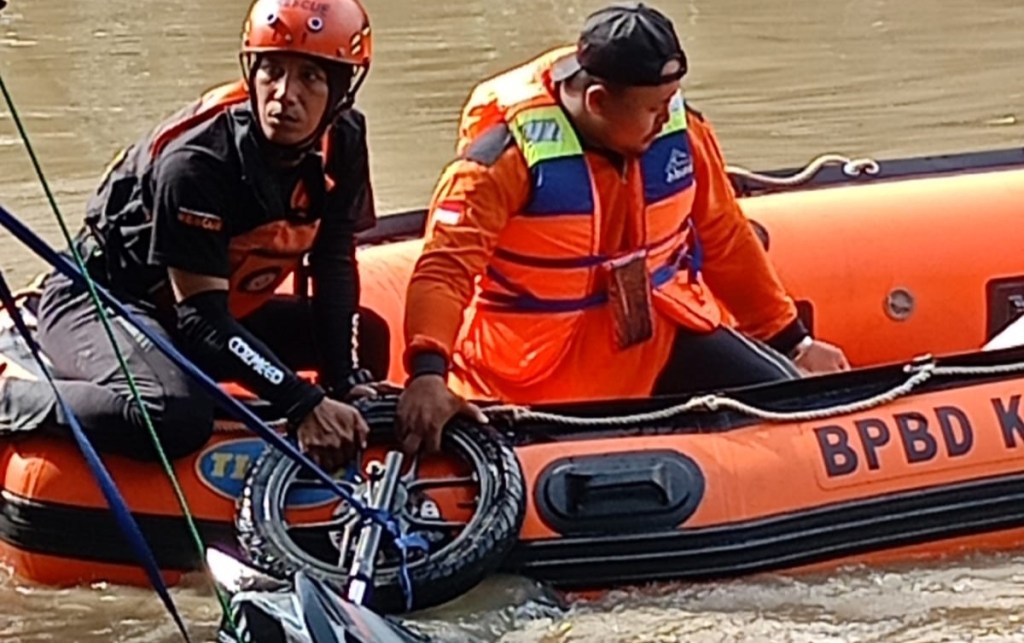 Motor Korban Hanyut di Sungai Kali Mas Gresik Ditemukan