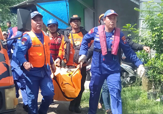 Bapak Anak Korban Hanyut di Sungai Kali Mas Gresik Ditemukan Tewas