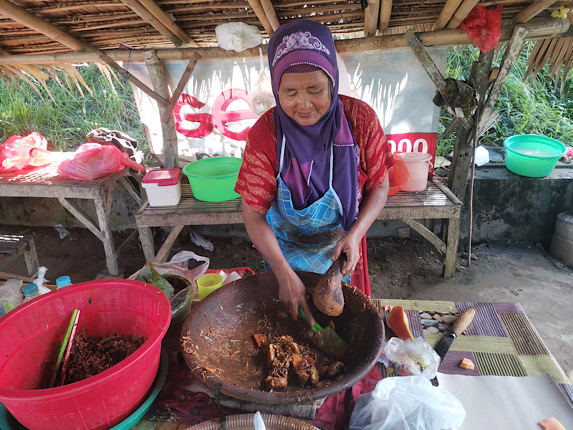 Cerita Mak Sanah Penjual Rujak Sejak PLN Belum Masuk Pulau Bawean Gresik