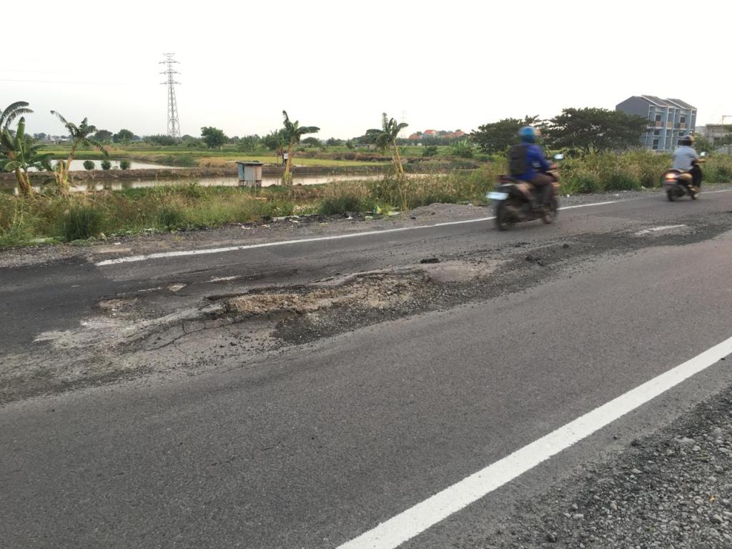 Jalan Banjarsari – Kedanyang Gresik Kembali Rusak, Kualitas Aspal Dipertanyakan