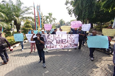 Wartawan di Gresik Geruduk Kantor DPRD dan Pemkab, Tolak RUU&nbsp;Penyiaran