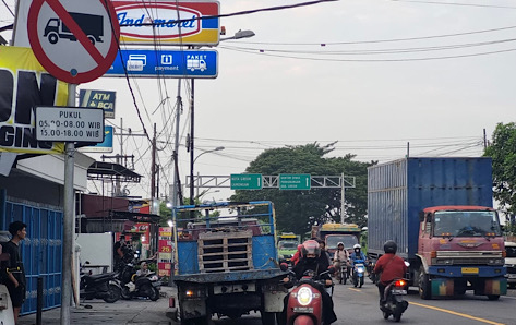 Masih Banyak Truk Mokong Melanggar Jam Operasional di Cerme Gresik